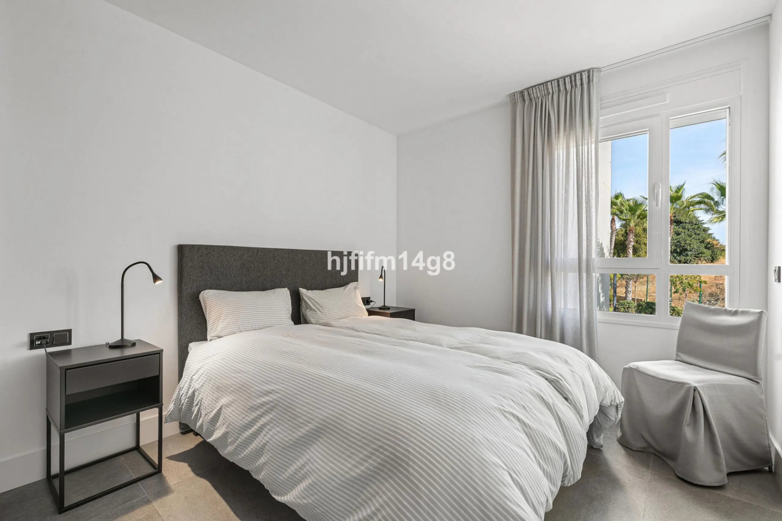 Discover one of the finest properties in Le Caprice, an exclusive and sought-after urbanisation in La Quinta, Benahavís. This stunning duplex penthouse offers an exceptional combination of contemporary design, comfort, and breathtaking views of the Medite