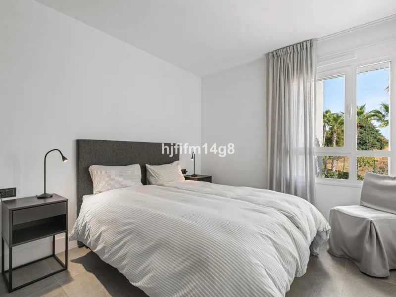 Discover one of the finest properties in Le Caprice, an exclusive and sought-after urbanisation in La Quinta, Benahavís. This stunning duplex penthouse offers an exceptional combination of contemporary design, comfort, and breathtaking views of the Medite