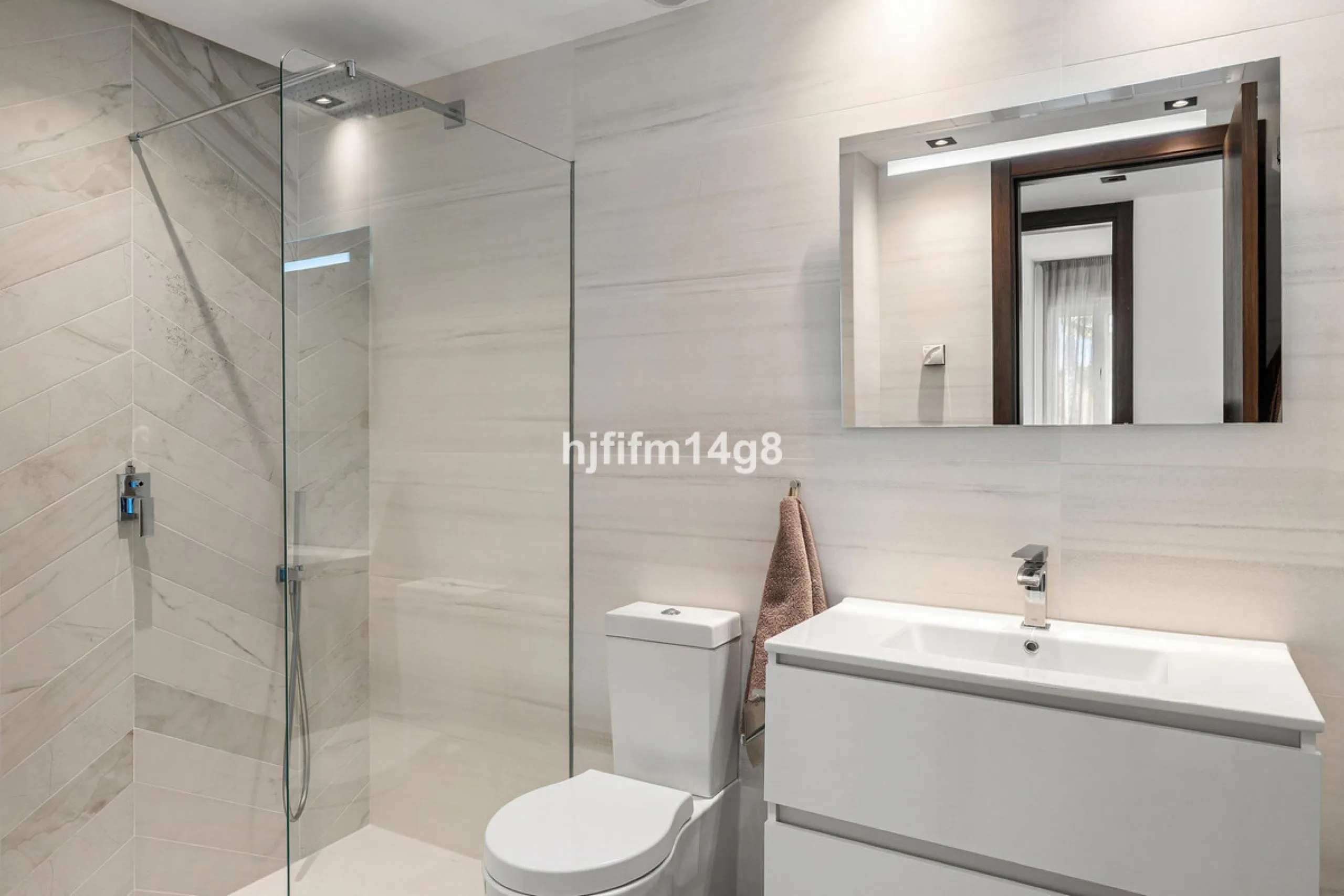 Discover one of the finest properties in Le Caprice, an exclusive and sought-after urbanisation in La Quinta, Benahavís. This stunning duplex penthouse offers an exceptional combination of contemporary design, comfort, and breathtaking views of the Medite