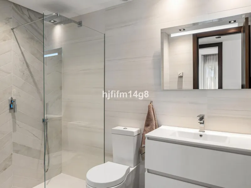 Discover one of the finest properties in Le Caprice, an exclusive and sought-after urbanisation in La Quinta, Benahavís. This stunning duplex penthouse offers an exceptional combination of contemporary design, comfort, and breathtaking views of the Medite