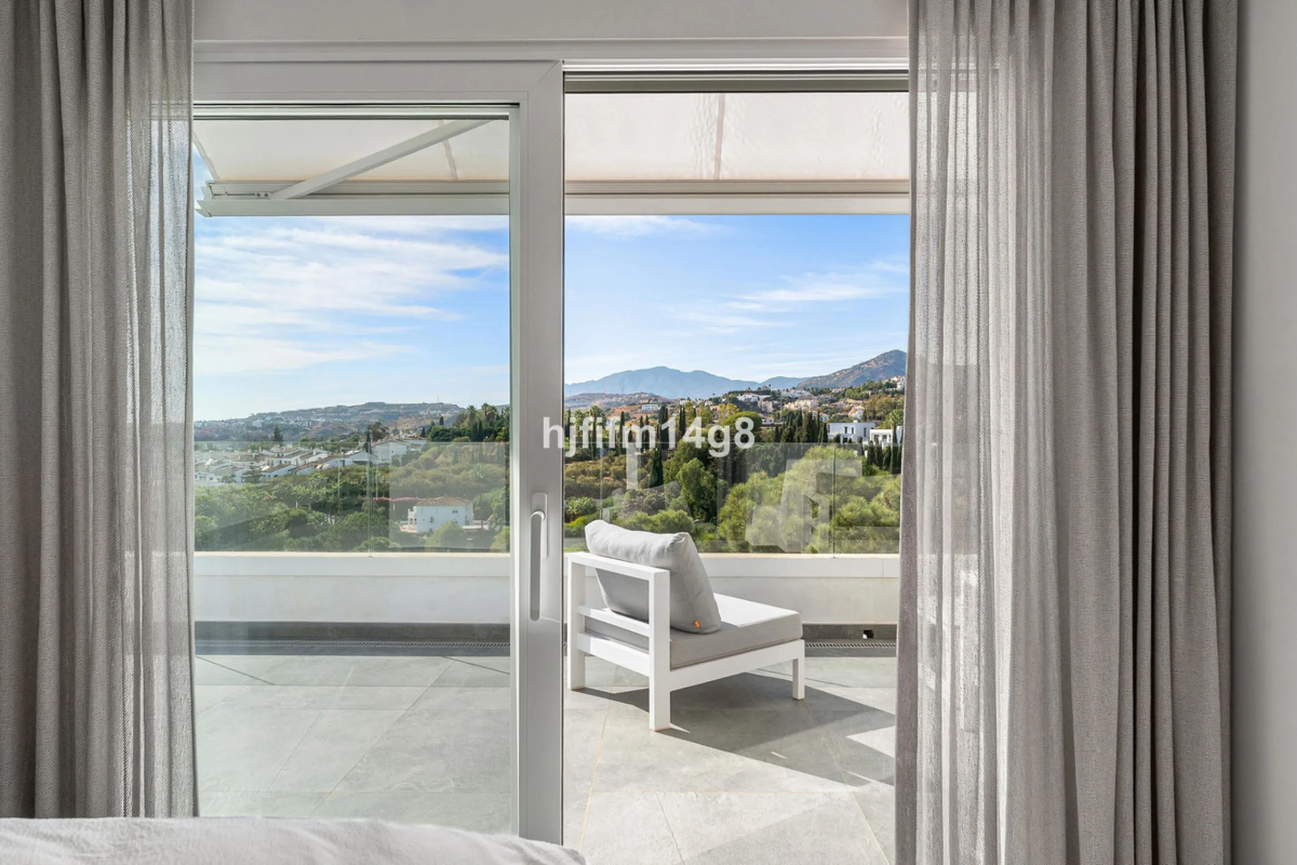 Discover one of the finest properties in Le Caprice, an exclusive and sought-after urbanisation in La Quinta, Benahavís. This stunning duplex penthouse offers an exceptional combination of contemporary design, comfort, and breathtaking views of the Medite