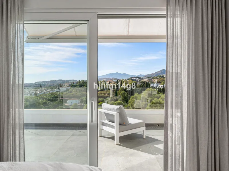 Discover one of the finest properties in Le Caprice, an exclusive and sought-after urbanisation in La Quinta, Benahavís. This stunning duplex penthouse offers an exceptional combination of contemporary design, comfort, and breathtaking views of the Medite