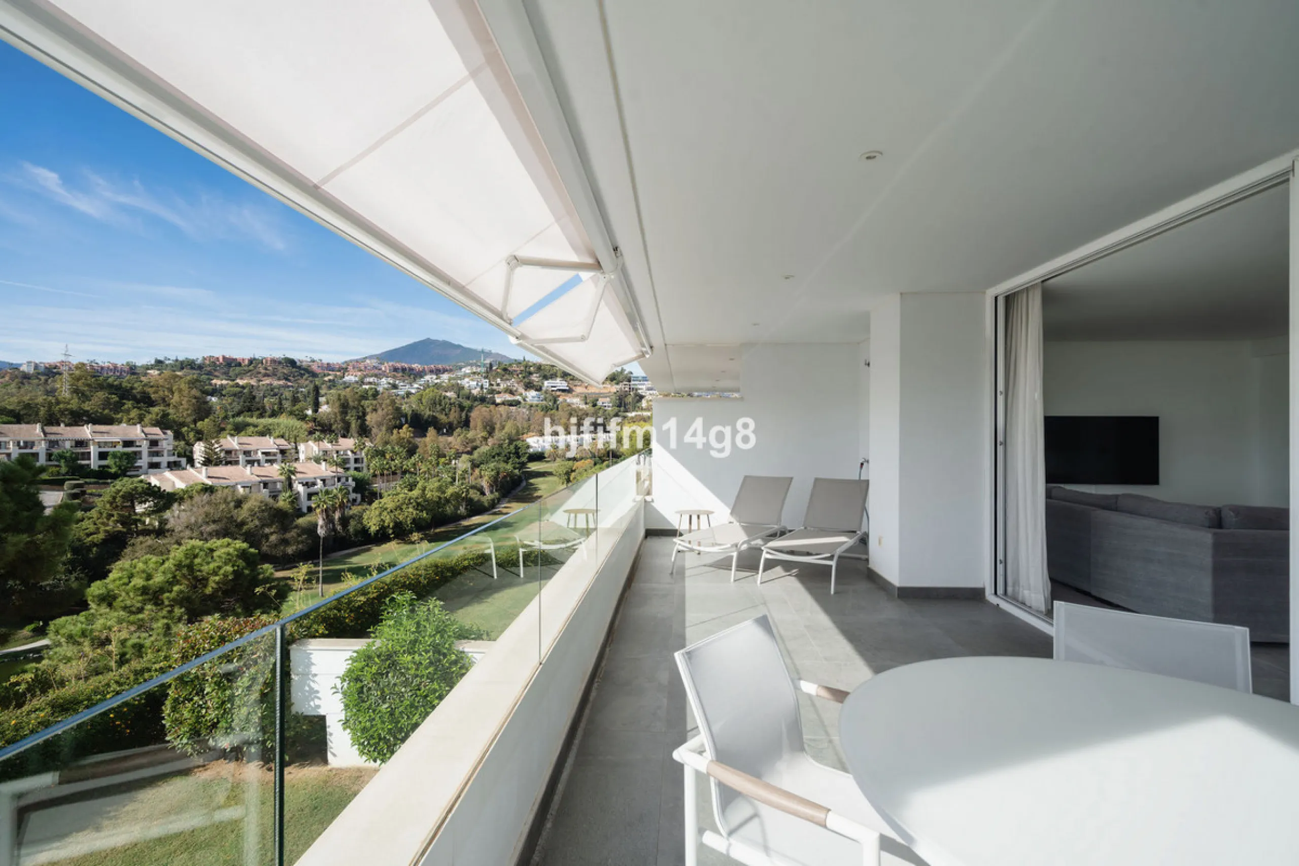 Discover one of the finest properties in Le Caprice, an exclusive and sought-after urbanisation in La Quinta, Benahavís. This stunning duplex penthouse offers an exceptional combination of contemporary design, comfort, and breathtaking views of the Medite
