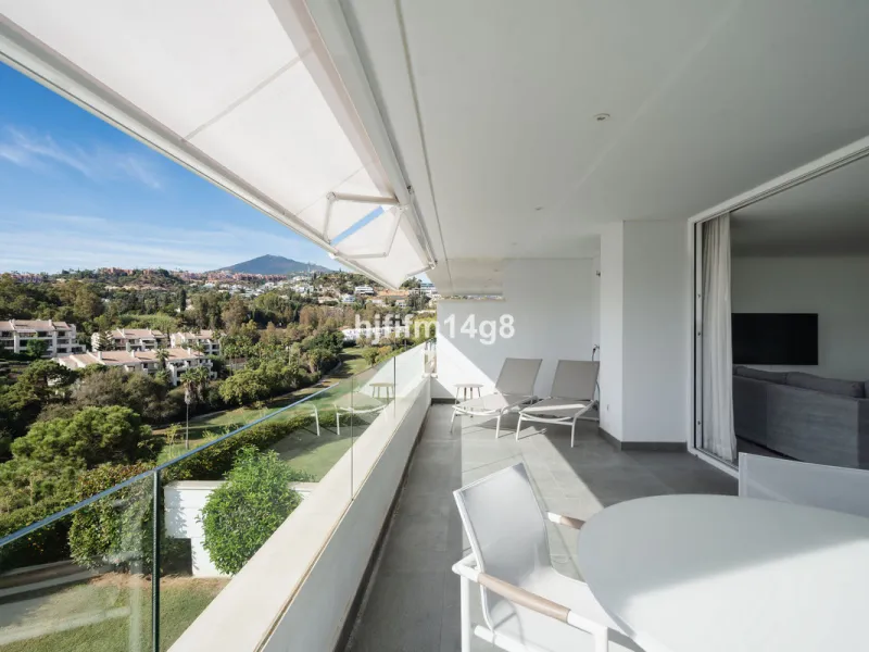 Discover one of the finest properties in Le Caprice, an exclusive and sought-after urbanisation in La Quinta, Benahavís. This stunning duplex penthouse offers an exceptional combination of contemporary design, comfort, and breathtaking views of the Medite