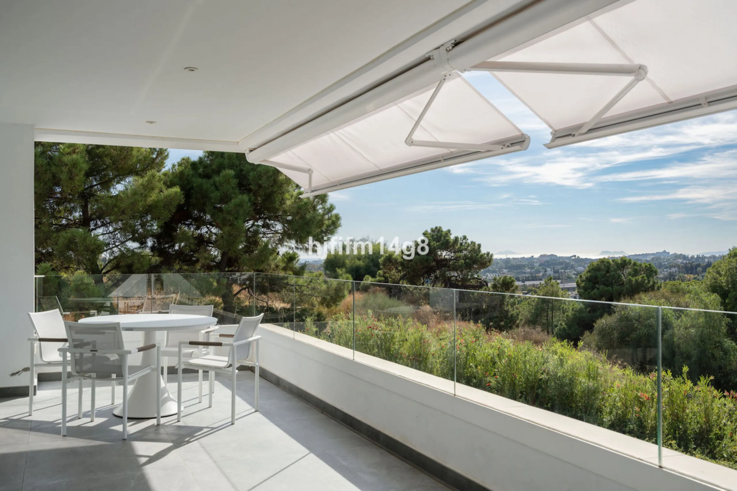 Discover one of the finest properties in Le Caprice, an exclusive and sought-after urbanisation in La Quinta, Benahavís. This stunning duplex penthouse offers an exceptional combination of contemporary design, comfort, and breathtaking views of the Medite