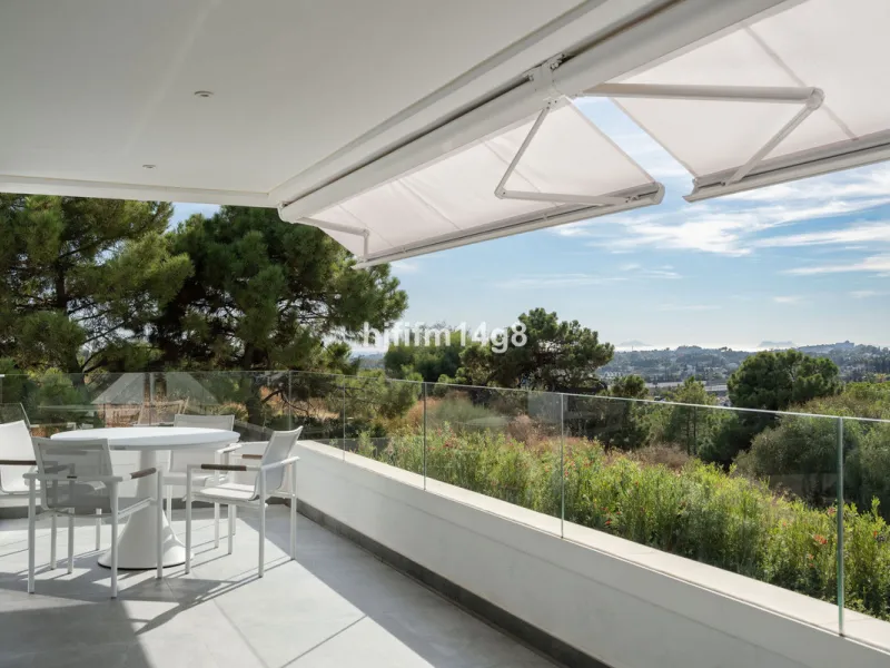 Discover one of the finest properties in Le Caprice, an exclusive and sought-after urbanisation in La Quinta, Benahavís. This stunning duplex penthouse offers an exceptional combination of contemporary design, comfort, and breathtaking views of the Medite