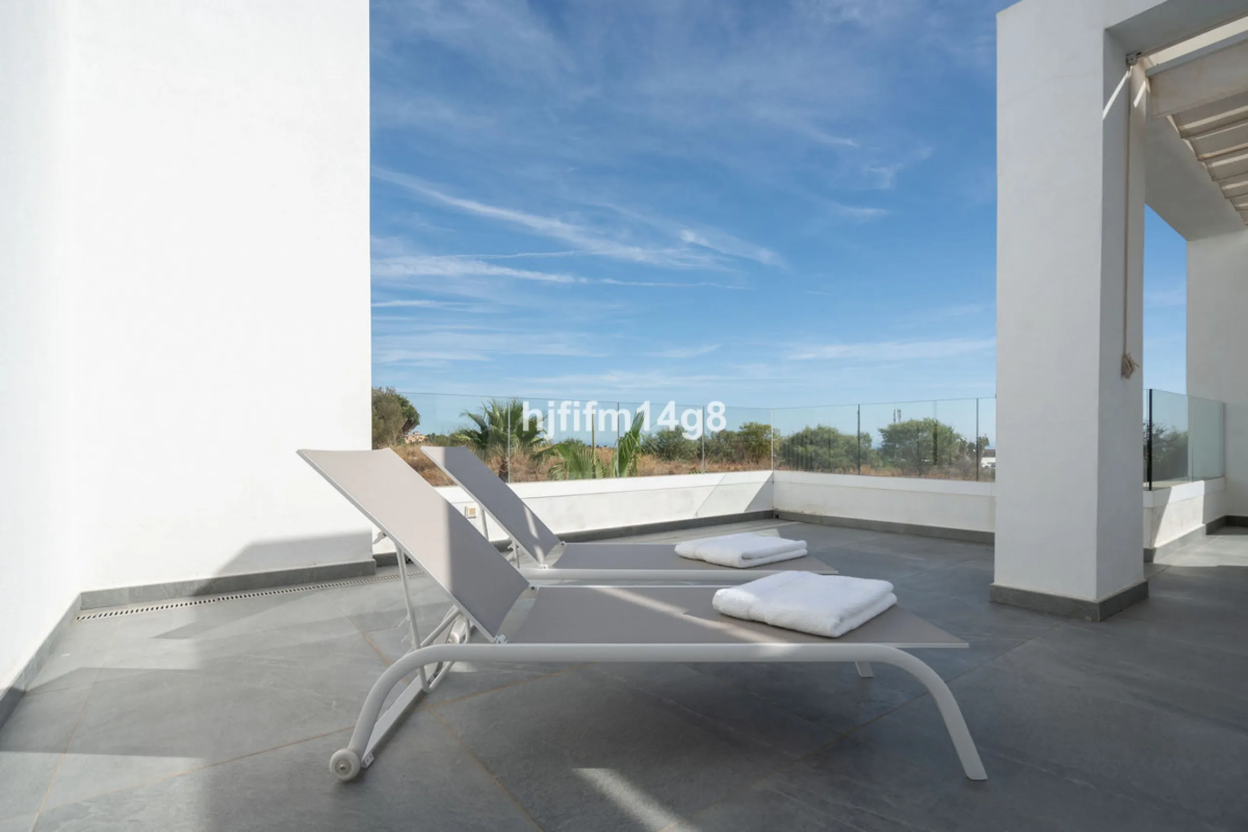 Discover one of the finest properties in Le Caprice, an exclusive and sought-after urbanisation in La Quinta, Benahavís. This stunning duplex penthouse offers an exceptional combination of contemporary design, comfort, and breathtaking views of the Medite