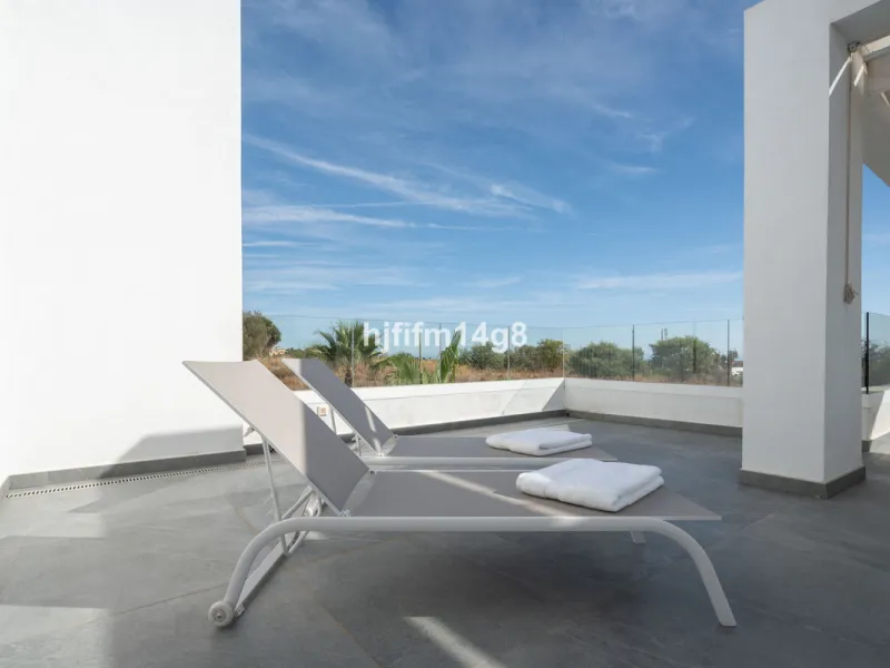 Discover one of the finest properties in Le Caprice, an exclusive and sought-after urbanisation in La Quinta, Benahavís. This stunning duplex penthouse offers an exceptional combination of contemporary design, comfort, and breathtaking views of the Medite