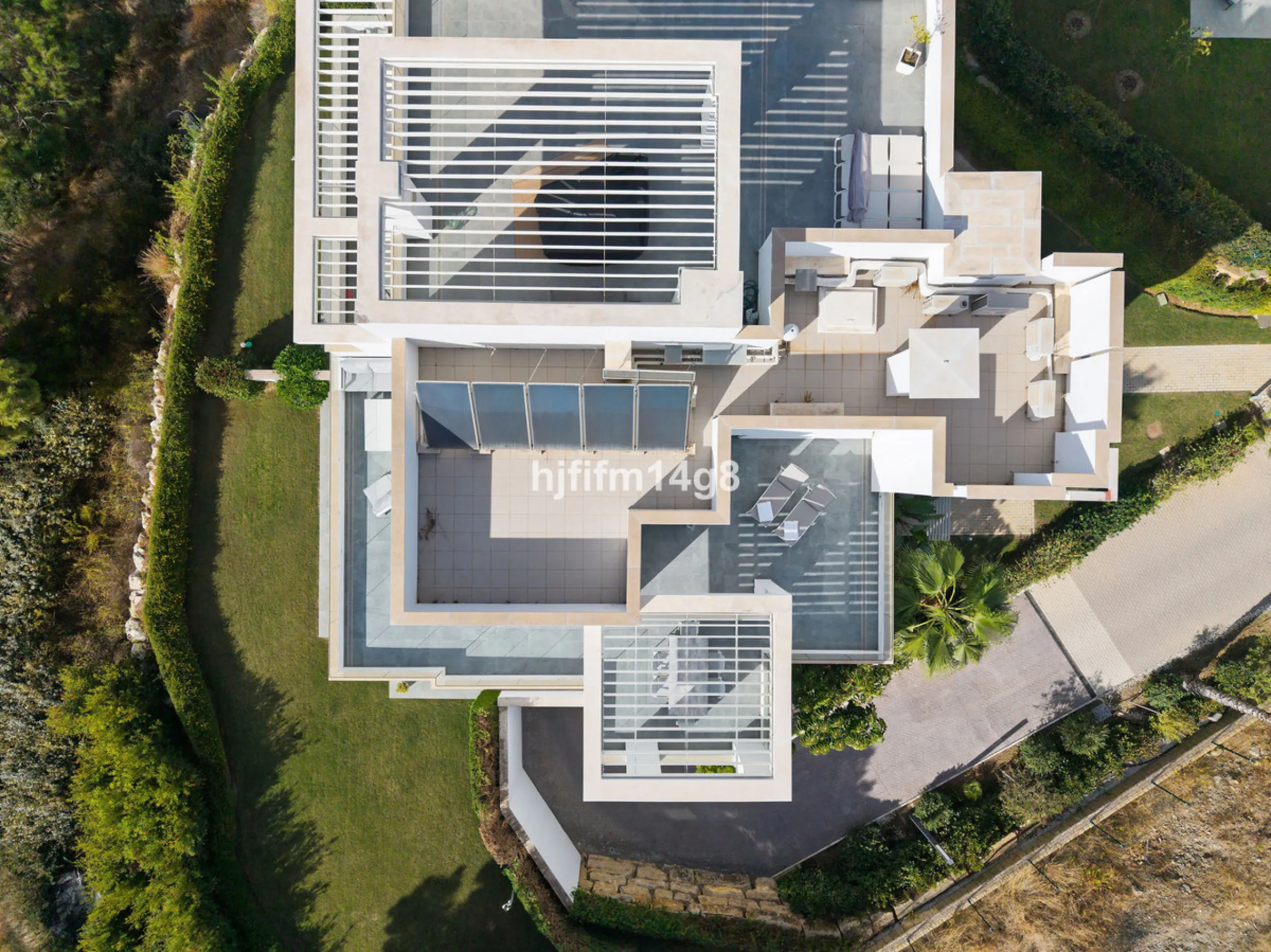 Discover one of the finest properties in Le Caprice, an exclusive and sought-after urbanisation in La Quinta, Benahavís. This stunning duplex penthouse offers an exceptional combination of contemporary design, comfort, and breathtaking views of the Medite