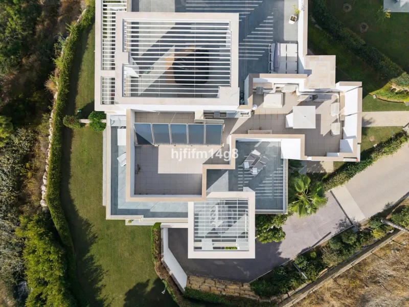 Discover one of the finest properties in Le Caprice, an exclusive and sought-after urbanisation in La Quinta, Benahavís. This stunning duplex penthouse offers an exceptional combination of contemporary design, comfort, and breathtaking views of the Medite