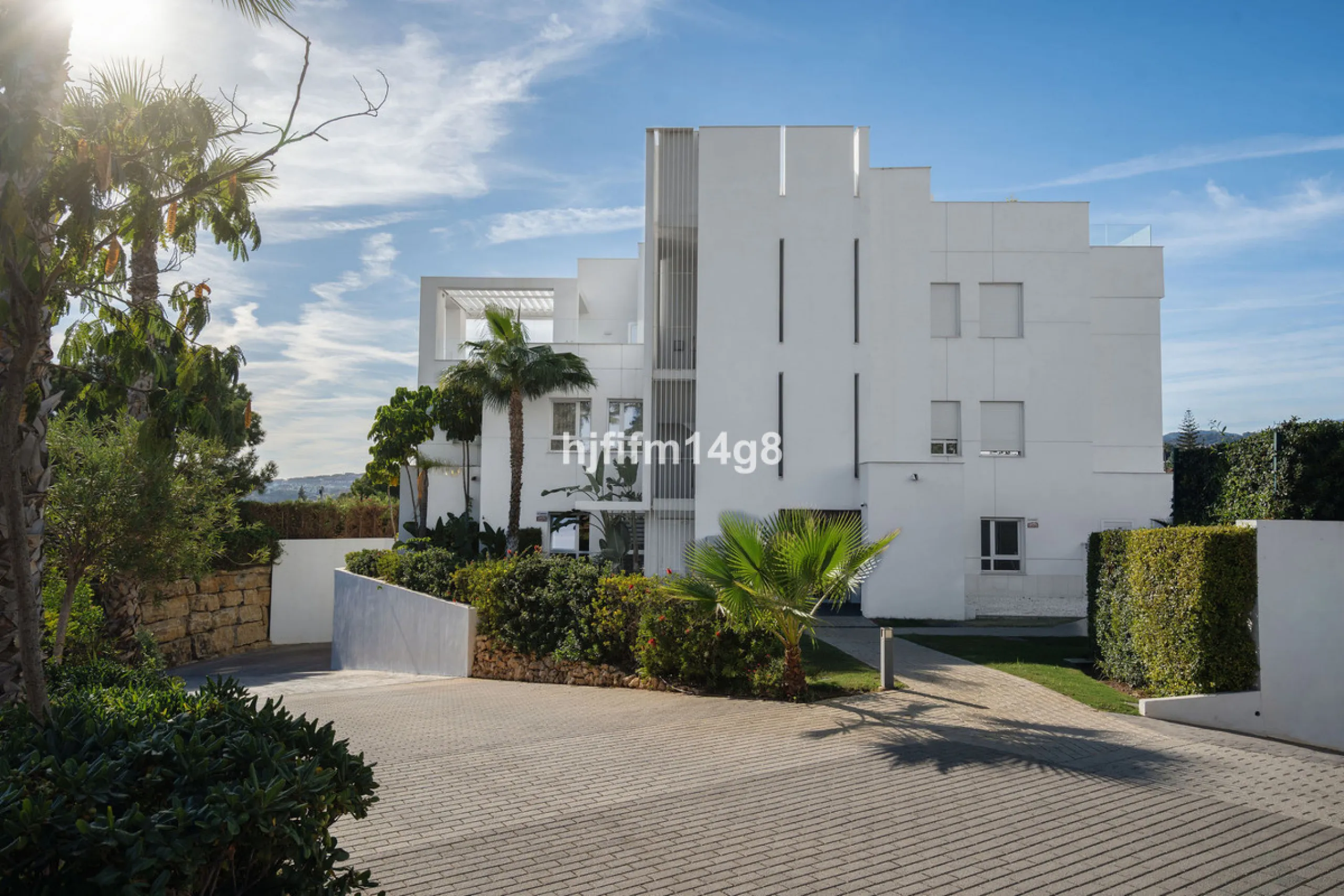 Discover one of the finest properties in Le Caprice, an exclusive and sought-after urbanisation in La Quinta, Benahavís. This stunning duplex penthouse offers an exceptional combination of contemporary design, comfort, and breathtaking views of the Medite