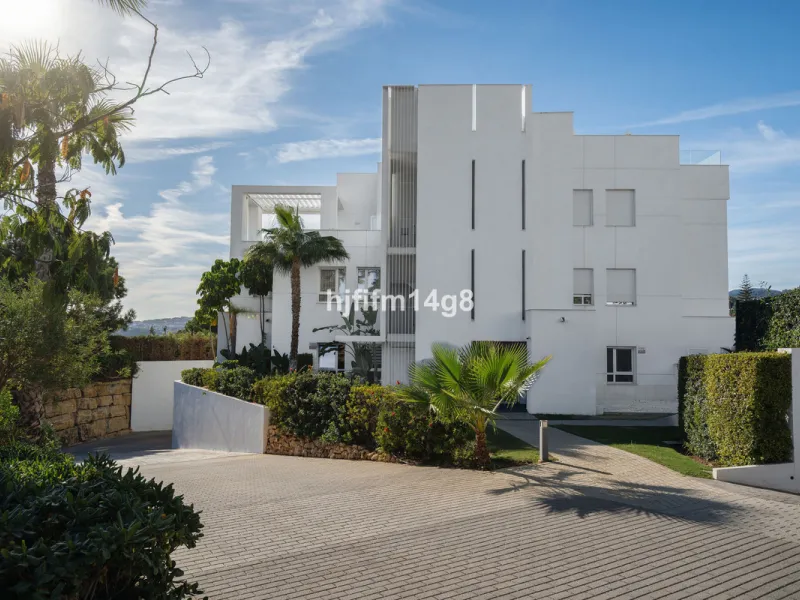 Discover one of the finest properties in Le Caprice, an exclusive and sought-after urbanisation in La Quinta, Benahavís. This stunning duplex penthouse offers an exceptional combination of contemporary design, comfort, and breathtaking views of the Medite