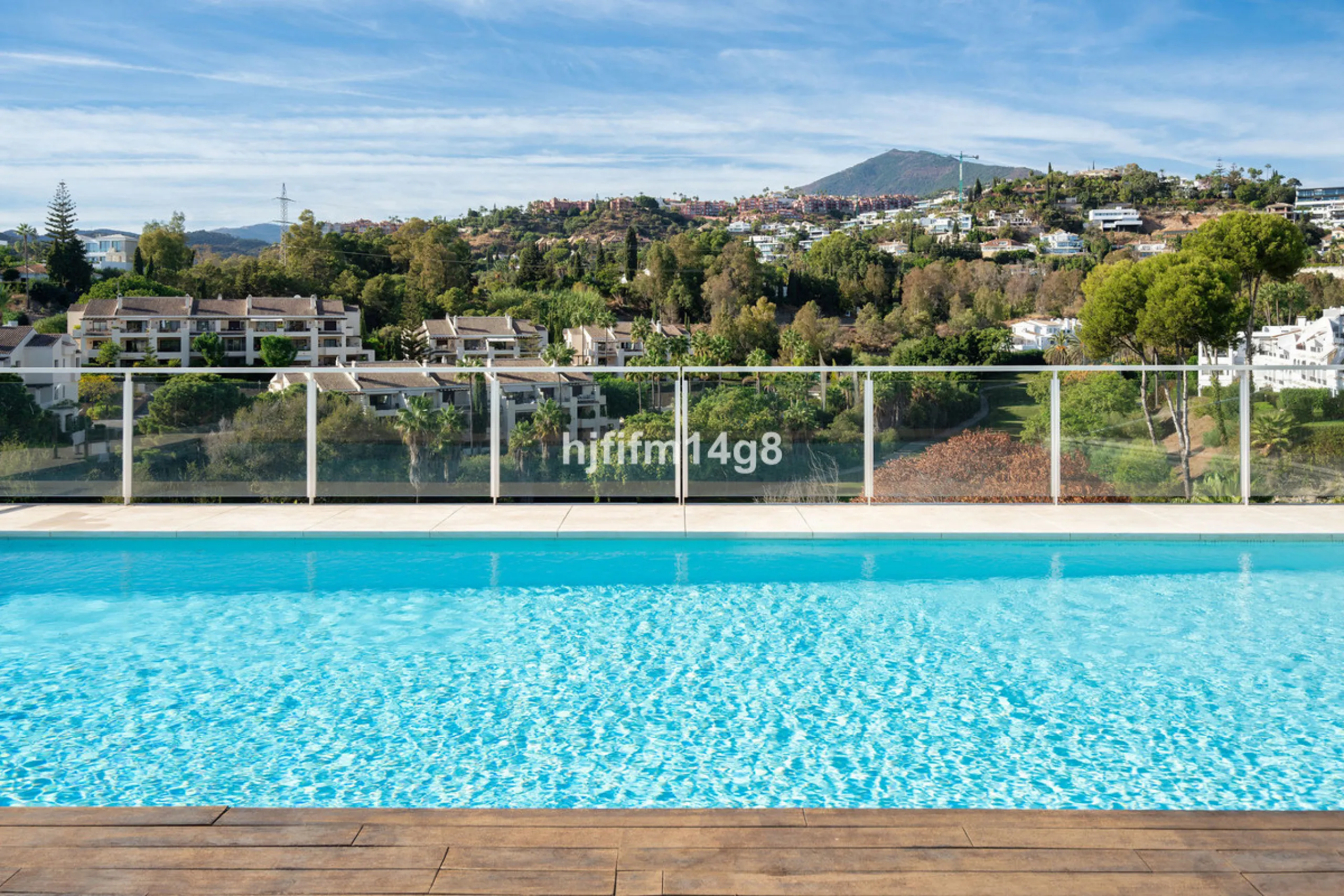 Discover one of the finest properties in Le Caprice, an exclusive and sought-after urbanisation in La Quinta, Benahavís. This stunning duplex penthouse offers an exceptional combination of contemporary design, comfort, and breathtaking views of the Medite
