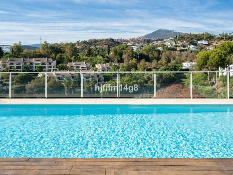 Discover one of the finest properties in Le Caprice, an exclusive and sought-after urbanisation in La Quinta, Benahavís. This stunning duplex penthouse offers an exceptional combination of contemporary design, comfort, and breathtaking views of the Medite
