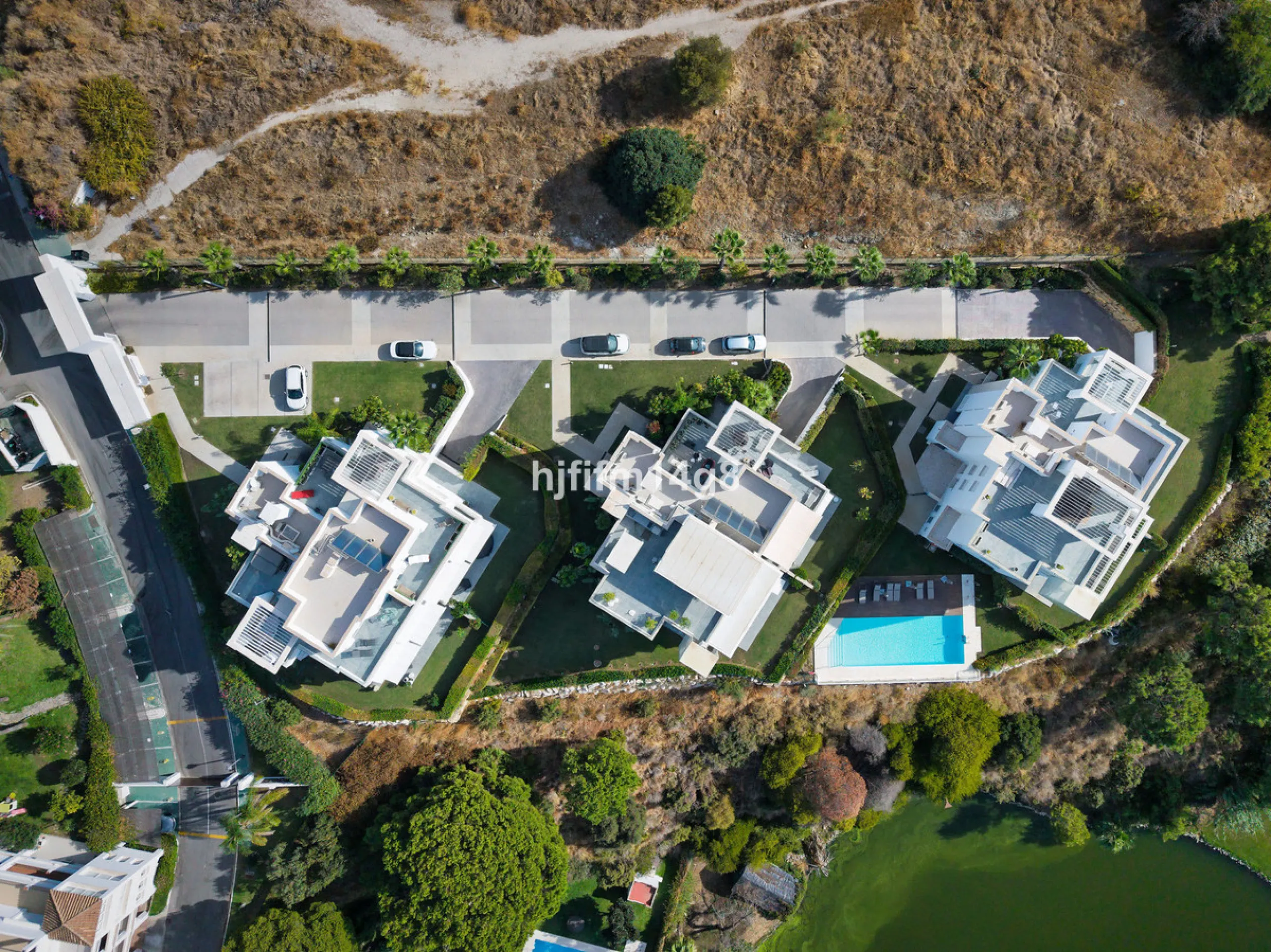 Discover one of the finest properties in Le Caprice, an exclusive and sought-after urbanisation in La Quinta, Benahavís. This stunning duplex penthouse offers an exceptional combination of contemporary design, comfort, and breathtaking views of the Medite