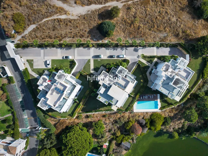 Discover one of the finest properties in Le Caprice, an exclusive and sought-after urbanisation in La Quinta, Benahavís. This stunning duplex penthouse offers an exceptional combination of contemporary design, comfort, and breathtaking views of the Medite