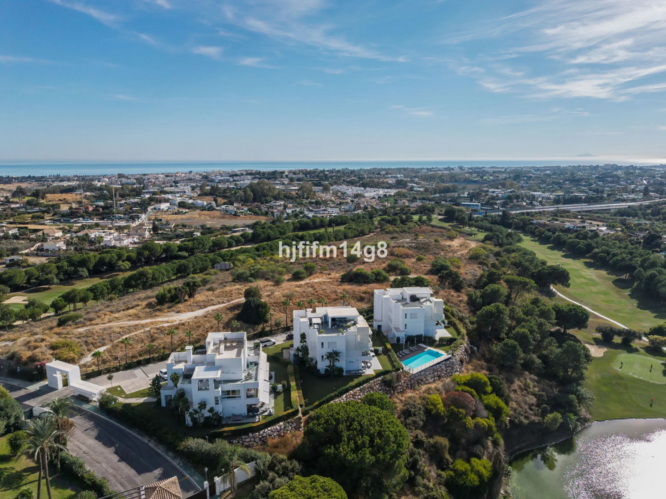 Discover one of the finest properties in Le Caprice, an exclusive and sought-after urbanisation in La Quinta, Benahavís. This stunning duplex penthouse offers an exceptional combination of contemporary design, comfort, and breathtaking views of the Medite