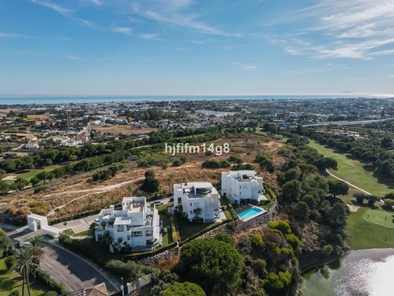 Discover one of the finest properties in Le Caprice, an exclusive and sought-after urbanisation in La Quinta, Benahavís. This stunning duplex penthouse offers an exceptional combination of contemporary design, comfort, and breathtaking views of the Medite