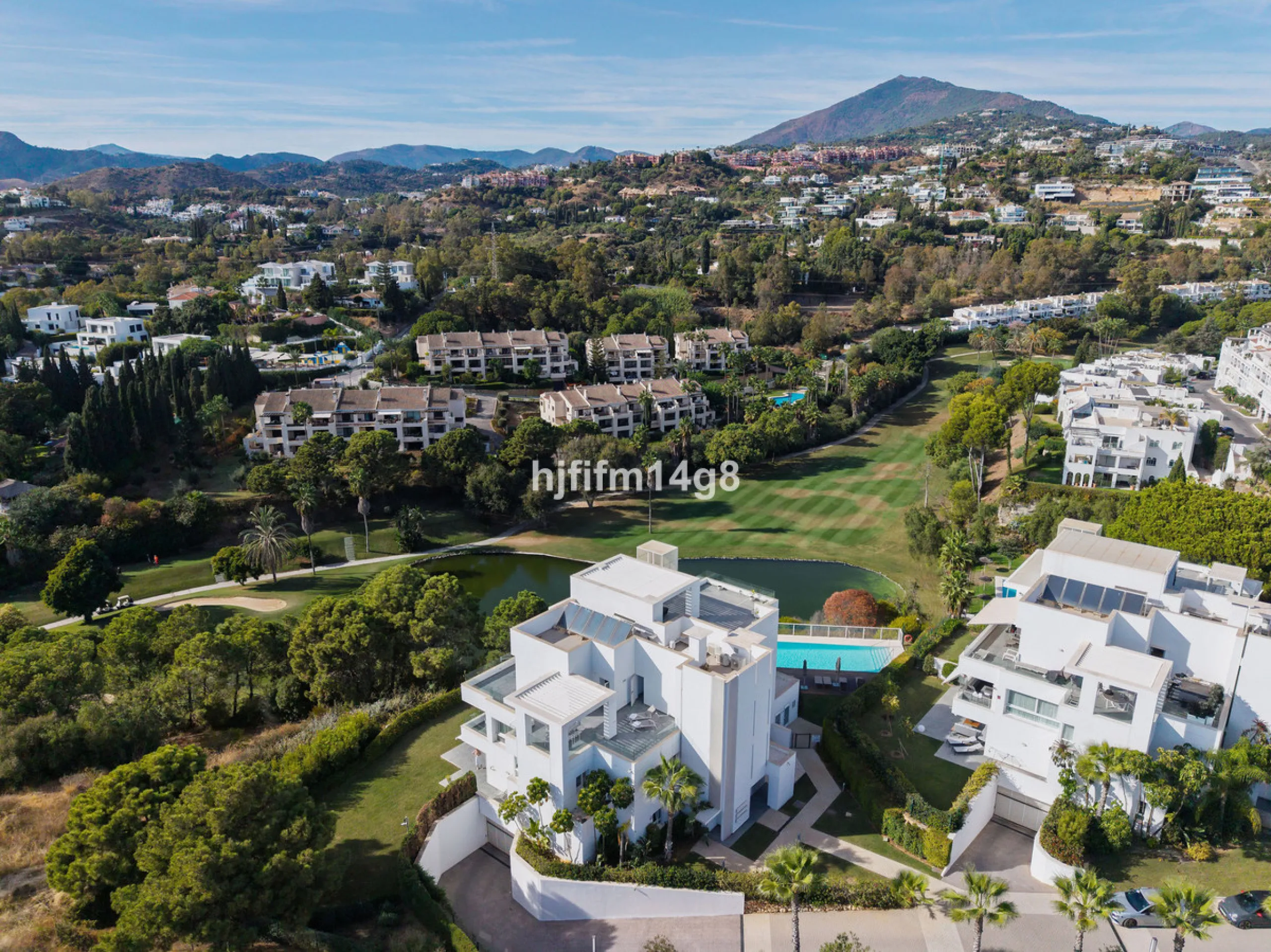 Discover one of the finest properties in Le Caprice, an exclusive and sought-after urbanisation in La Quinta, Benahavís. This stunning duplex penthouse offers an exceptional combination of contemporary design, comfort, and breathtaking views of the Medite
