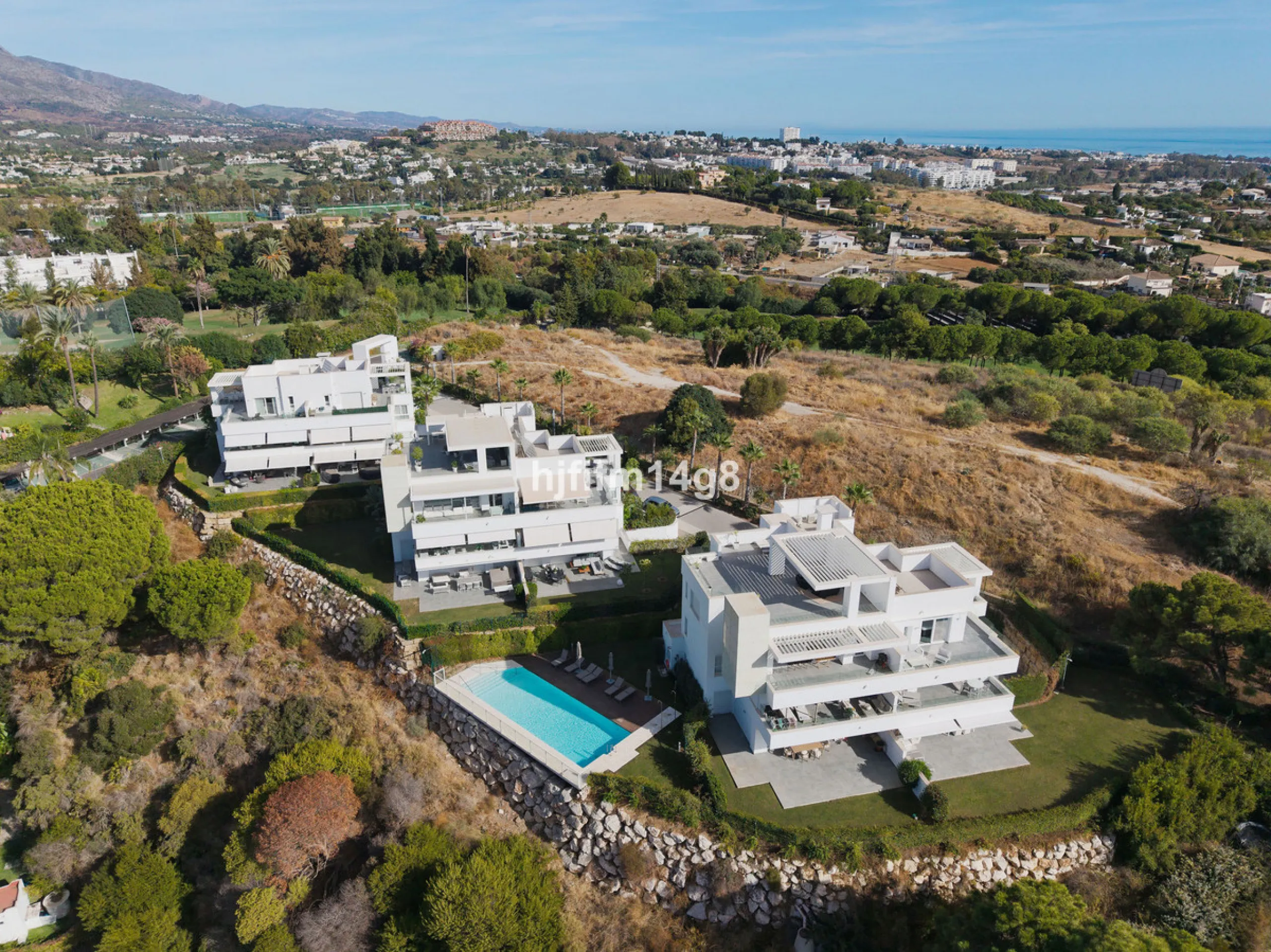Discover one of the finest properties in Le Caprice, an exclusive and sought-after urbanisation in La Quinta, Benahavís. This stunning duplex penthouse offers an exceptional combination of contemporary design, comfort, and breathtaking views of the Medite
