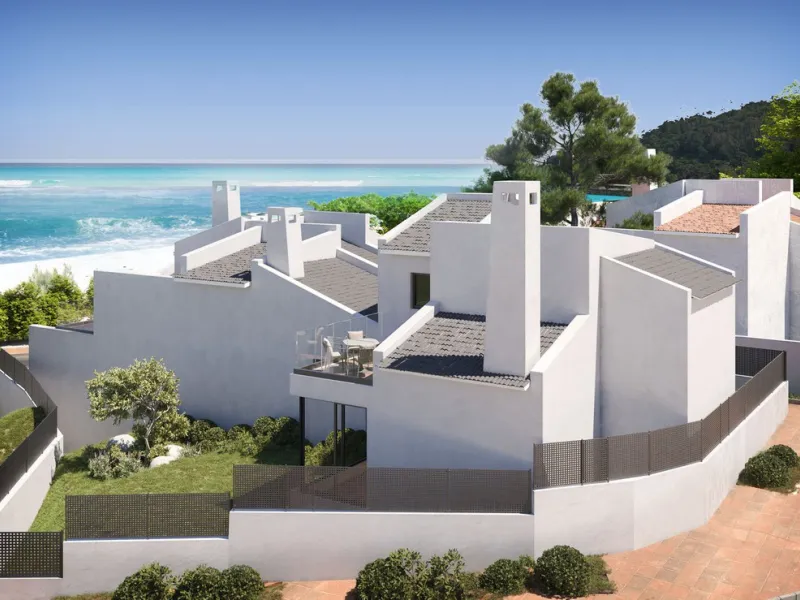*** Contemporary Townhouse in Bahia Dorada, Estepona *** 3 Bedrooms, 2 Bathrooms and a Guest Toilet *** Spacious Private Terraces and Garden *** Panoramic Views to the Mediterranean Sea *** Fully Fitted Kitchen *** High Quality Built *** Ideal Location: L