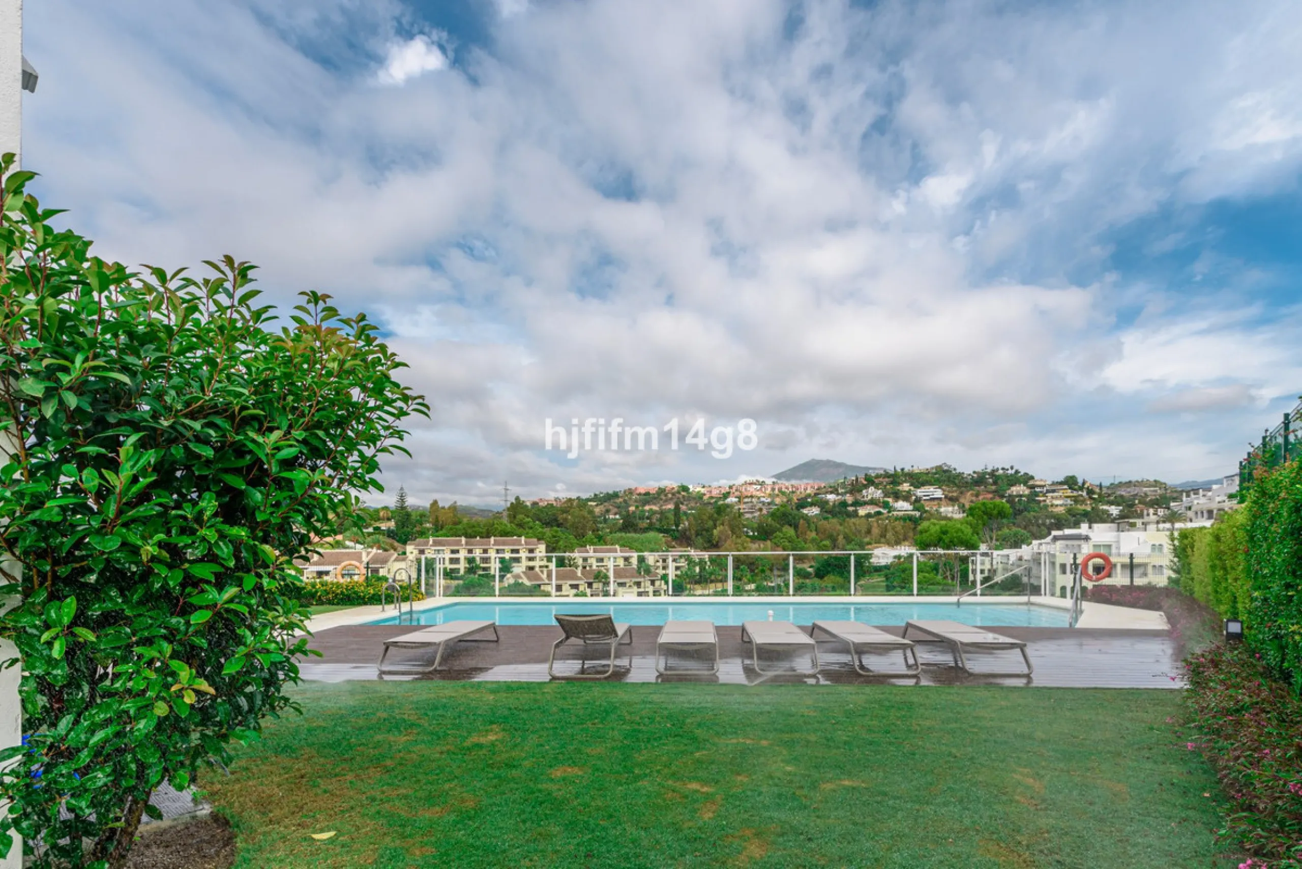 Discover one of the finest properties in Le Caprice, an exclusive and sought-after urbanisation in La Quinta, Benahavís. This stunning duplex penthouse offers an exceptional combination of contemporary design, comfort, and breathtaking views of the Medite