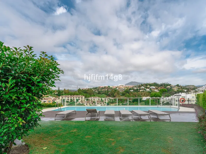 Discover one of the finest properties in Le Caprice, an exclusive and sought-after urbanisation in La Quinta, Benahavís. This stunning duplex penthouse offers an exceptional combination of contemporary design, comfort, and breathtaking views of the Medite