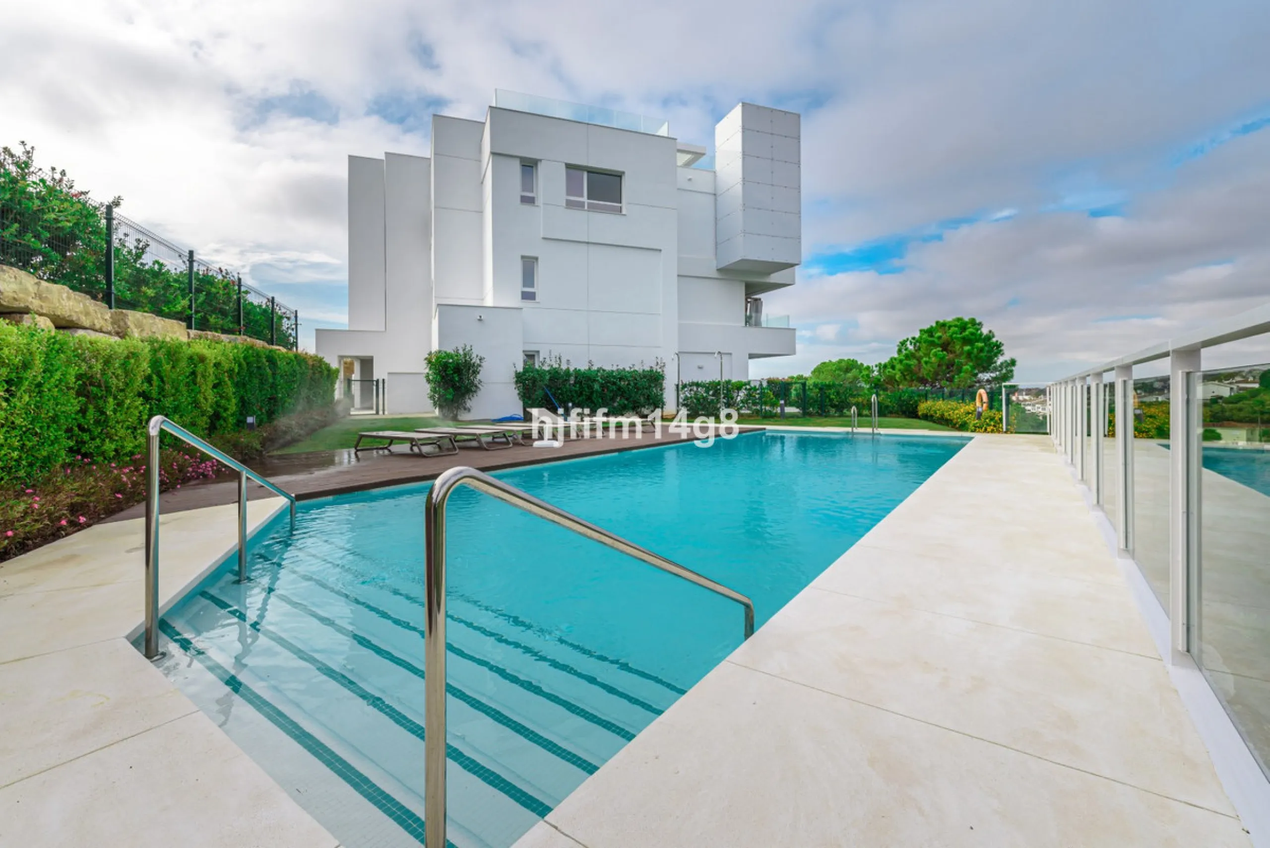 Discover one of the finest properties in Le Caprice, an exclusive and sought-after urbanisation in La Quinta, Benahavís. This stunning duplex penthouse offers an exceptional combination of contemporary design, comfort, and breathtaking views of the Medite