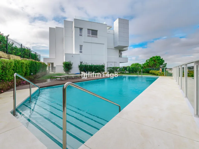 Discover one of the finest properties in Le Caprice, an exclusive and sought-after urbanisation in La Quinta, Benahavís. This stunning duplex penthouse offers an exceptional combination of contemporary design, comfort, and breathtaking views of the Medite