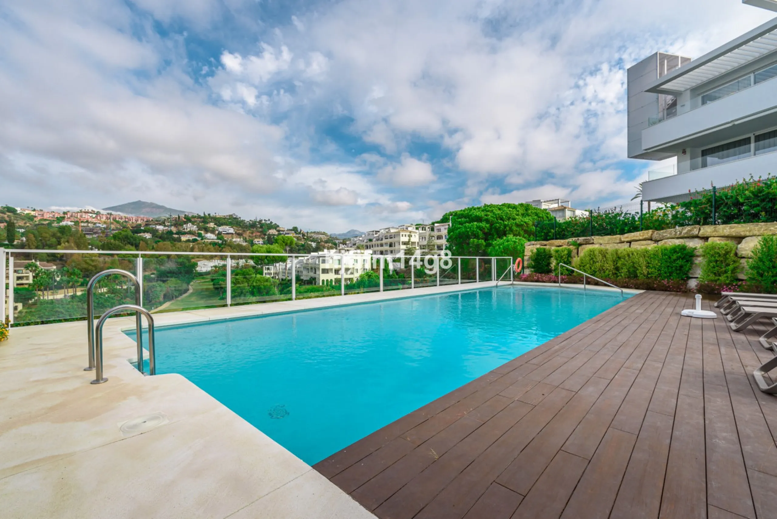 Discover one of the finest properties in Le Caprice, an exclusive and sought-after urbanisation in La Quinta, Benahavís. This stunning duplex penthouse offers an exceptional combination of contemporary design, comfort, and breathtaking views of the Medite