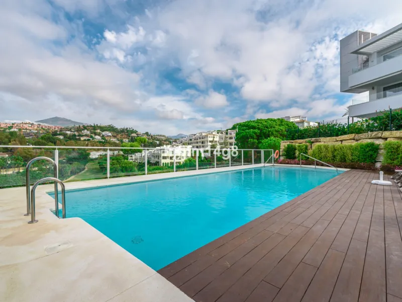 Discover one of the finest properties in Le Caprice, an exclusive and sought-after urbanisation in La Quinta, Benahavís. This stunning duplex penthouse offers an exceptional combination of contemporary design, comfort, and breathtaking views of the Medite