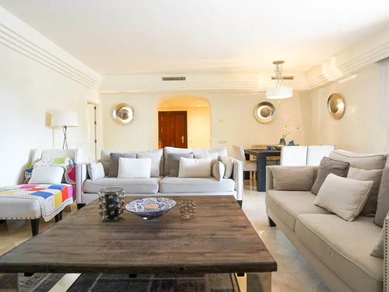Apartment - Penthouse в продаже в Marbella, Málaga. В доме 3 спален и 3 ванных комнат. Площадь дома 385 м²