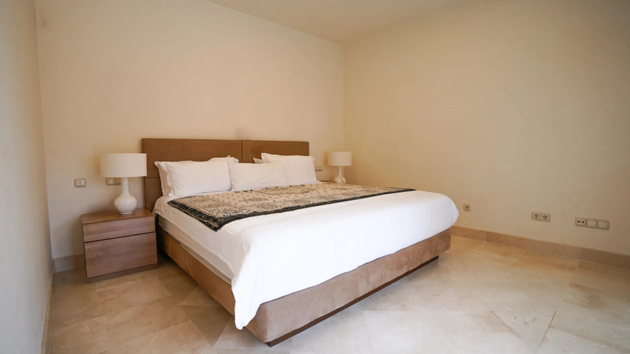 Apartment - Penthouse в продаже в Marbella, Málaga. В доме 3 спален и 3 ванных комнат. Площадь дома 385 м²