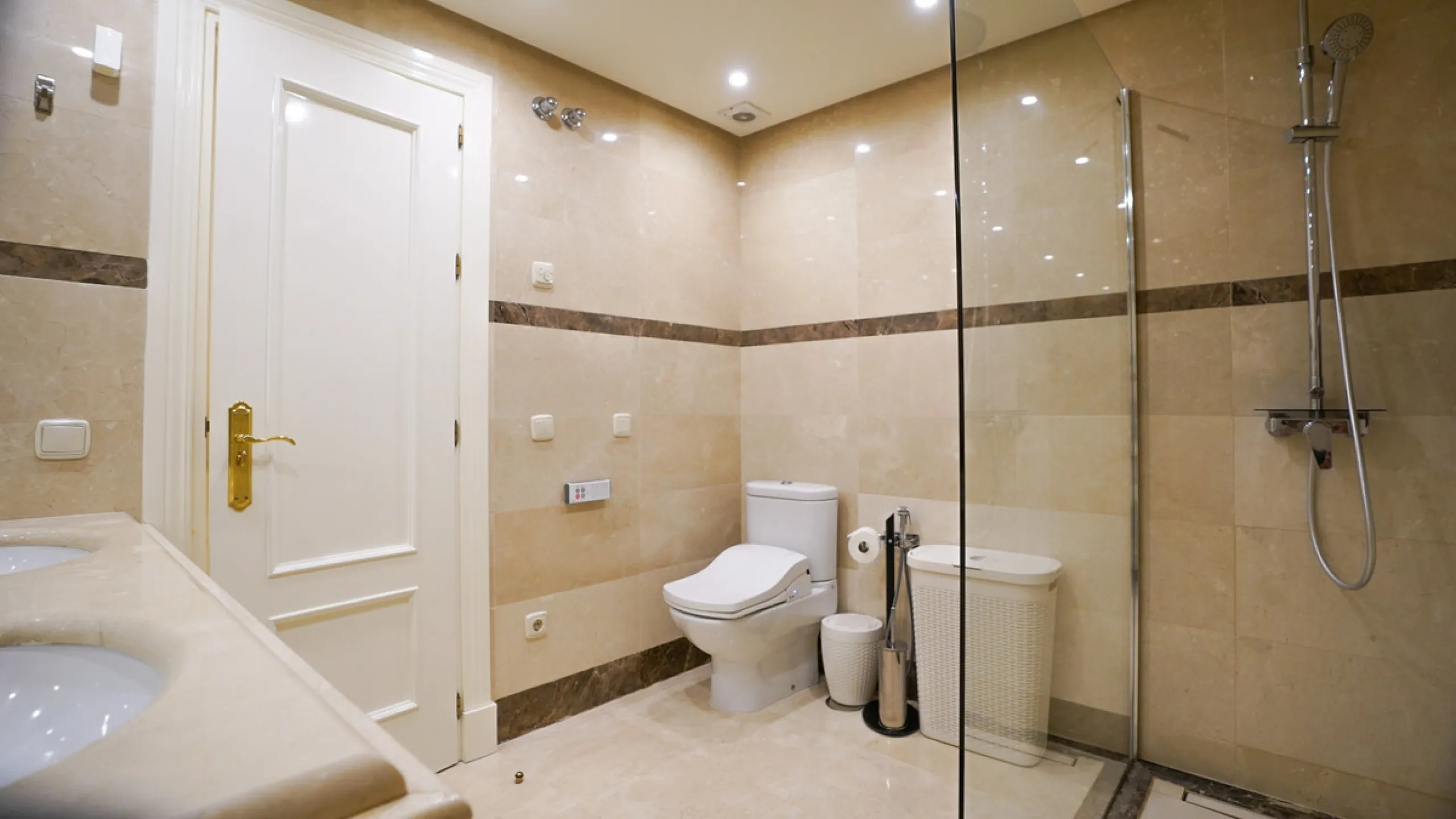 Apartment - Penthouse в продаже в Marbella, Málaga. В доме 3 спален и 3 ванных комнат. Площадь дома 385 м²