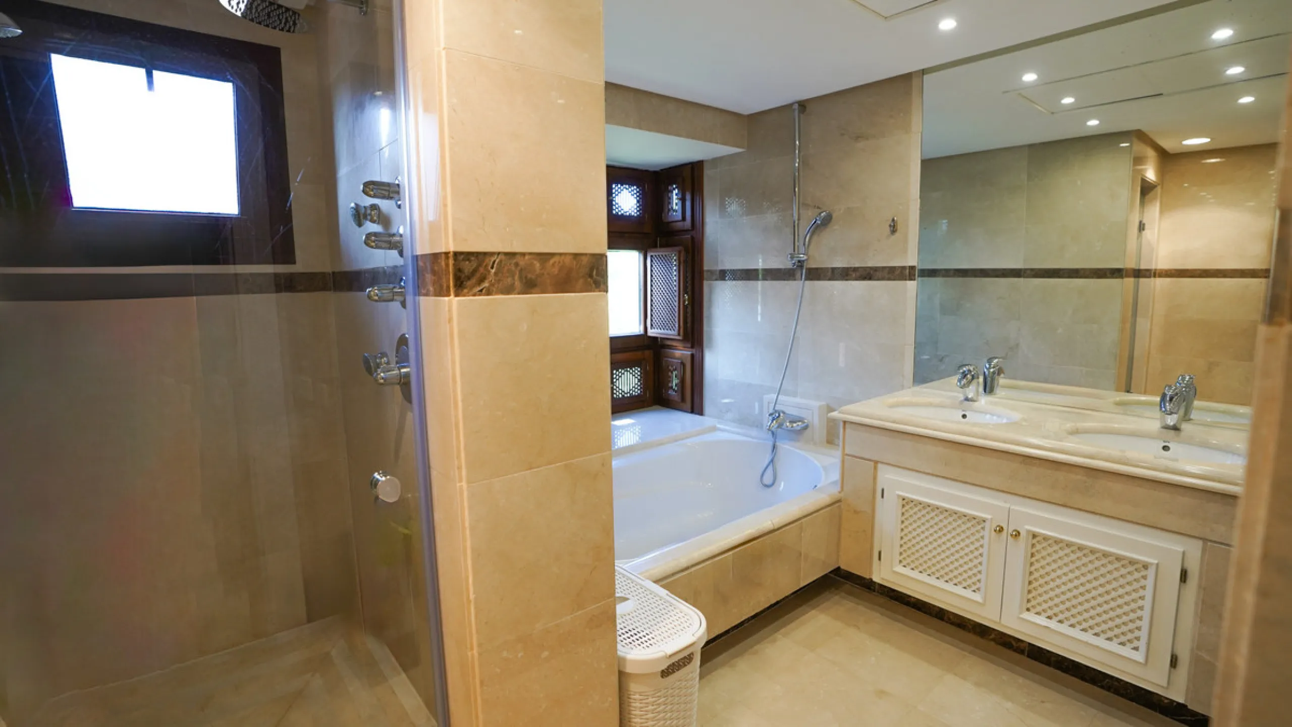 Apartment - Penthouse в продаже в Marbella, Málaga. В доме 3 спален и 3 ванных комнат. Площадь дома 385 м²