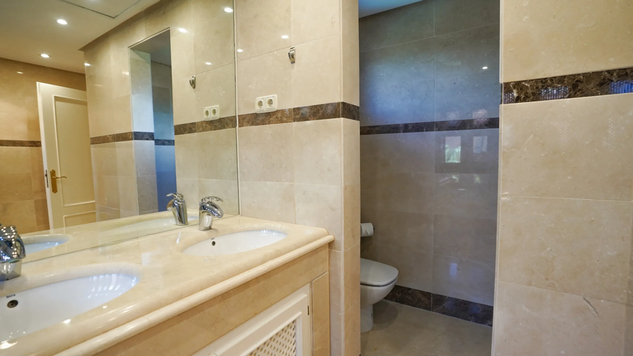 Apartment - Penthouse в продаже в Marbella, Málaga. В доме 3 спален и 3 ванных комнат. Площадь дома 385 м²