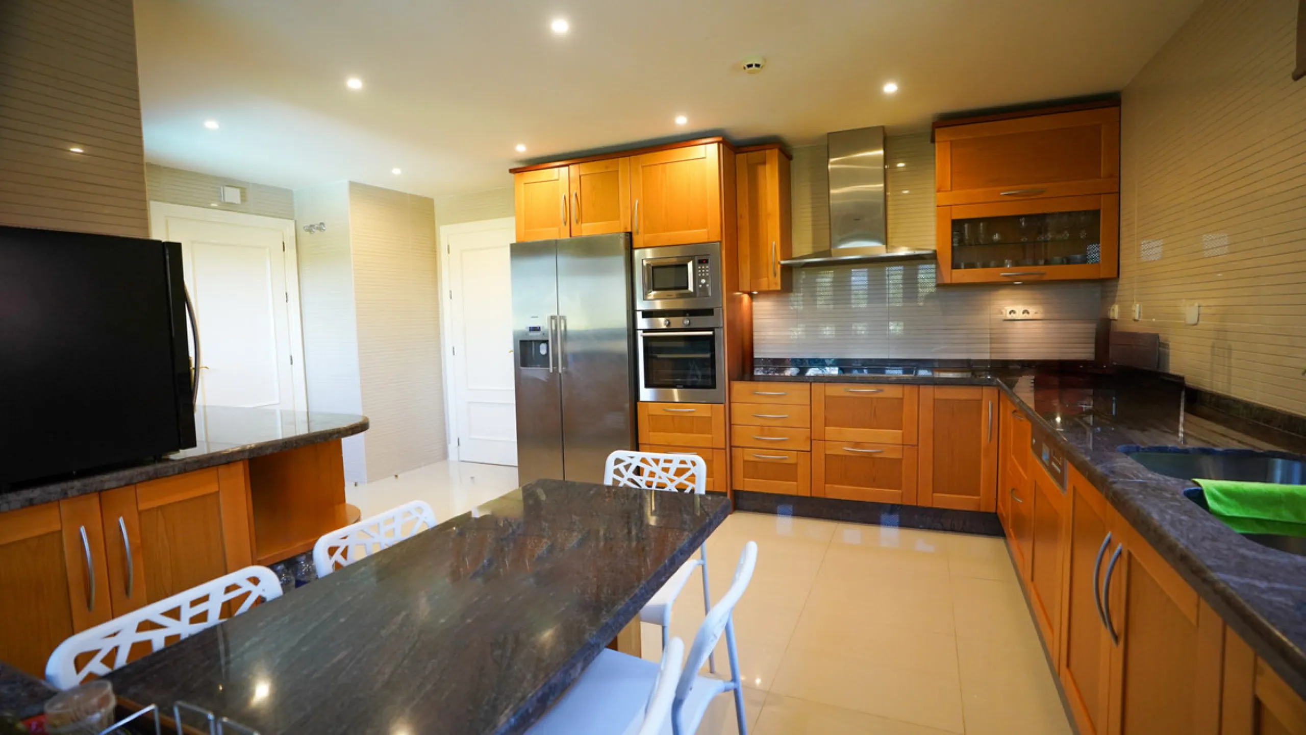 Apartment - Penthouse в продаже в Marbella, Málaga. В доме 3 спален и 3 ванных комнат. Площадь дома 385 м²