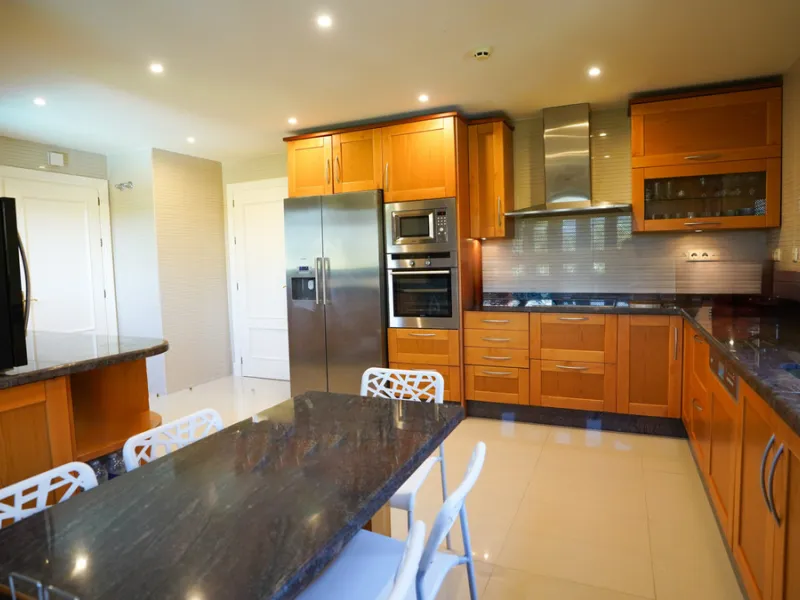 Apartment - Penthouse в продаже в Marbella, Málaga. В доме 3 спален и 3 ванных комнат. Площадь дома 385 м²