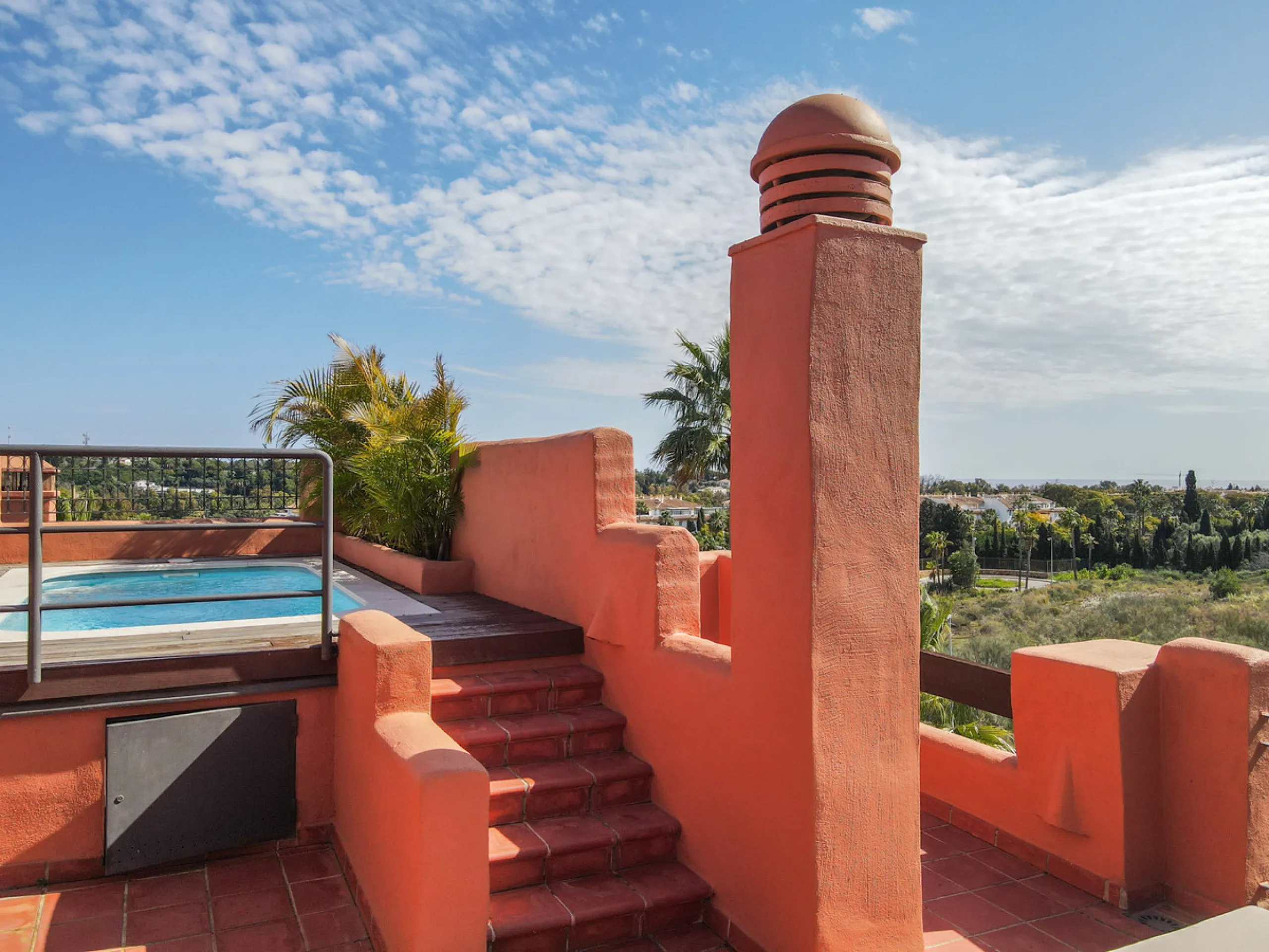 Apartment - Penthouse в продаже в Marbella, Málaga. В доме 3 спален и 3 ванных комнат. Площадь дома 385 м²