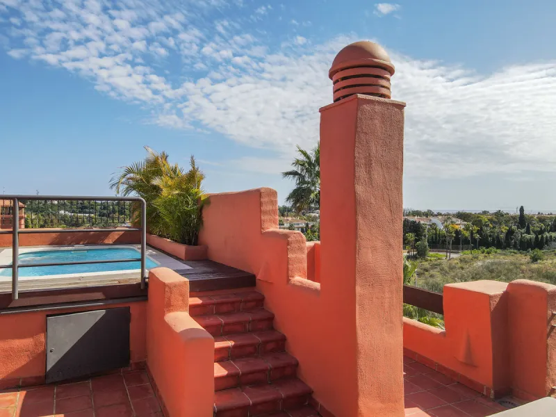 Apartment - Penthouse в продаже в Marbella, Málaga. В доме 3 спален и 3 ванных комнат. Площадь дома 385 м²