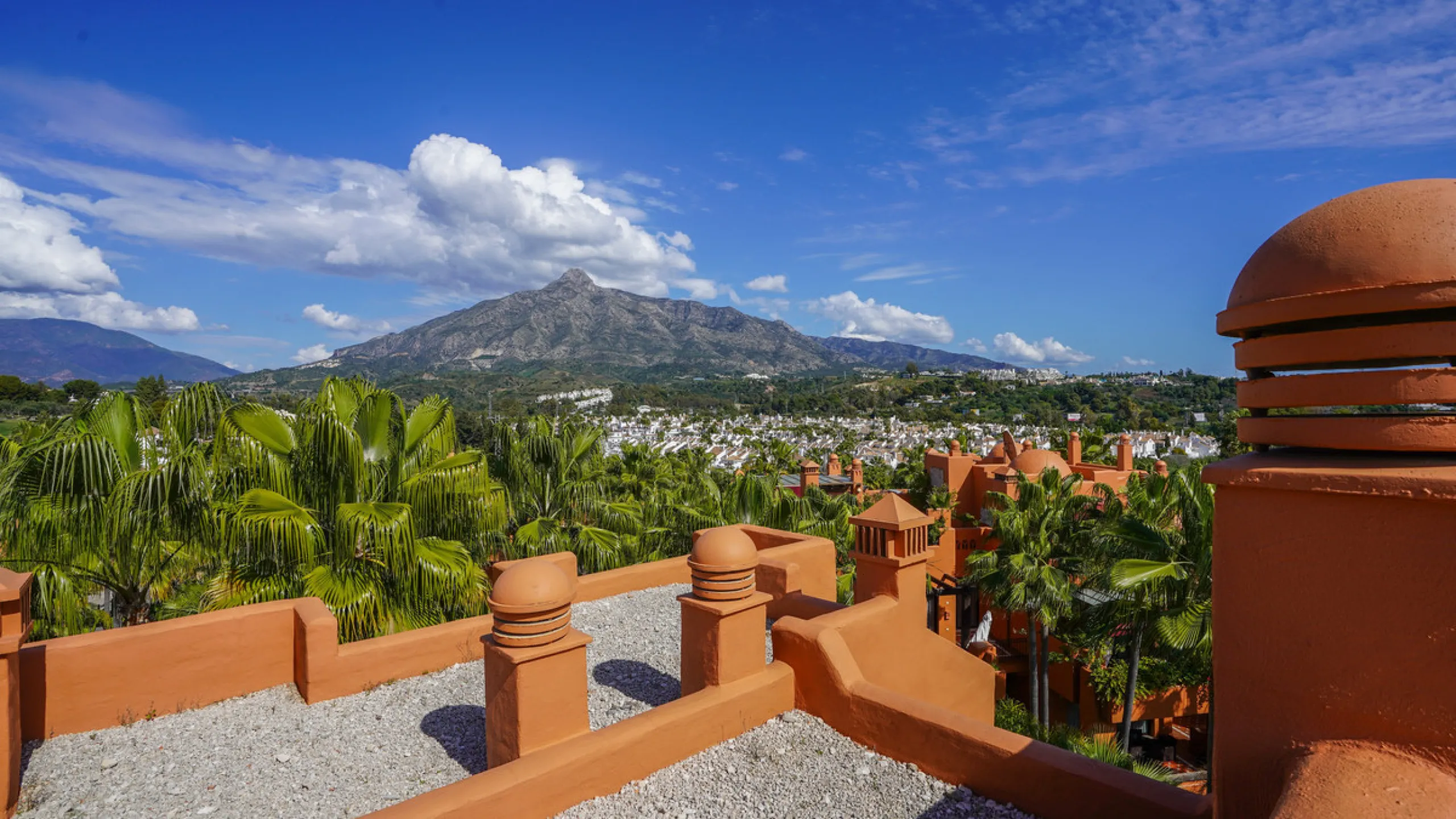 Apartment - Penthouse в продаже в Marbella, Málaga. В доме 3 спален и 3 ванных комнат. Площадь дома 385 м²