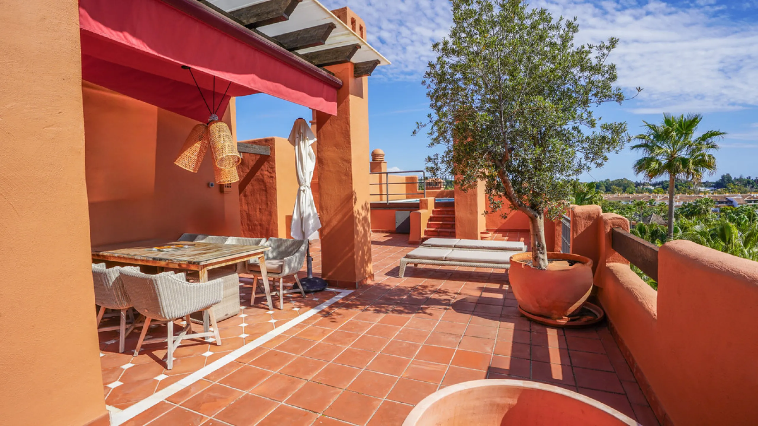 Apartment - Penthouse в продаже в Marbella, Málaga. В доме 3 спален и 3 ванных комнат. Площадь дома 385 м²