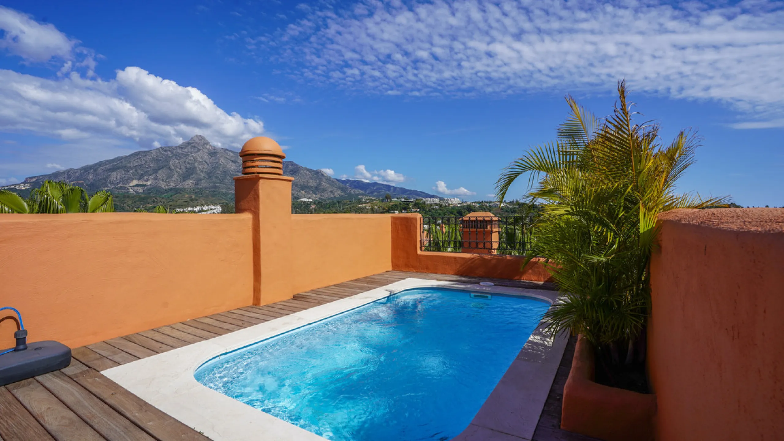 Apartment - Penthouse в продаже в Marbella, Málaga. В доме 3 спален и 3 ванных комнат. Площадь дома 385 м²