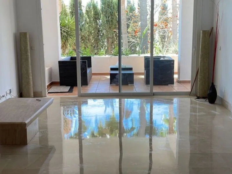 Apartment - Ground Floor Apartment в продаже в Marbella, Málaga. В доме 3 спален и 2 ванных комнат. Площадь дома 150 м²