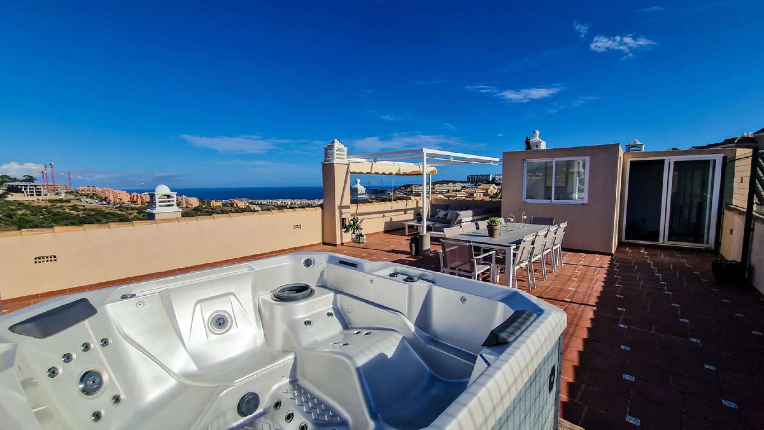 Apartment - Penthouse в продаже в Manilva, Málaga. В доме 3 спален и 2 ванных комнат. Площадь дома 154 м²