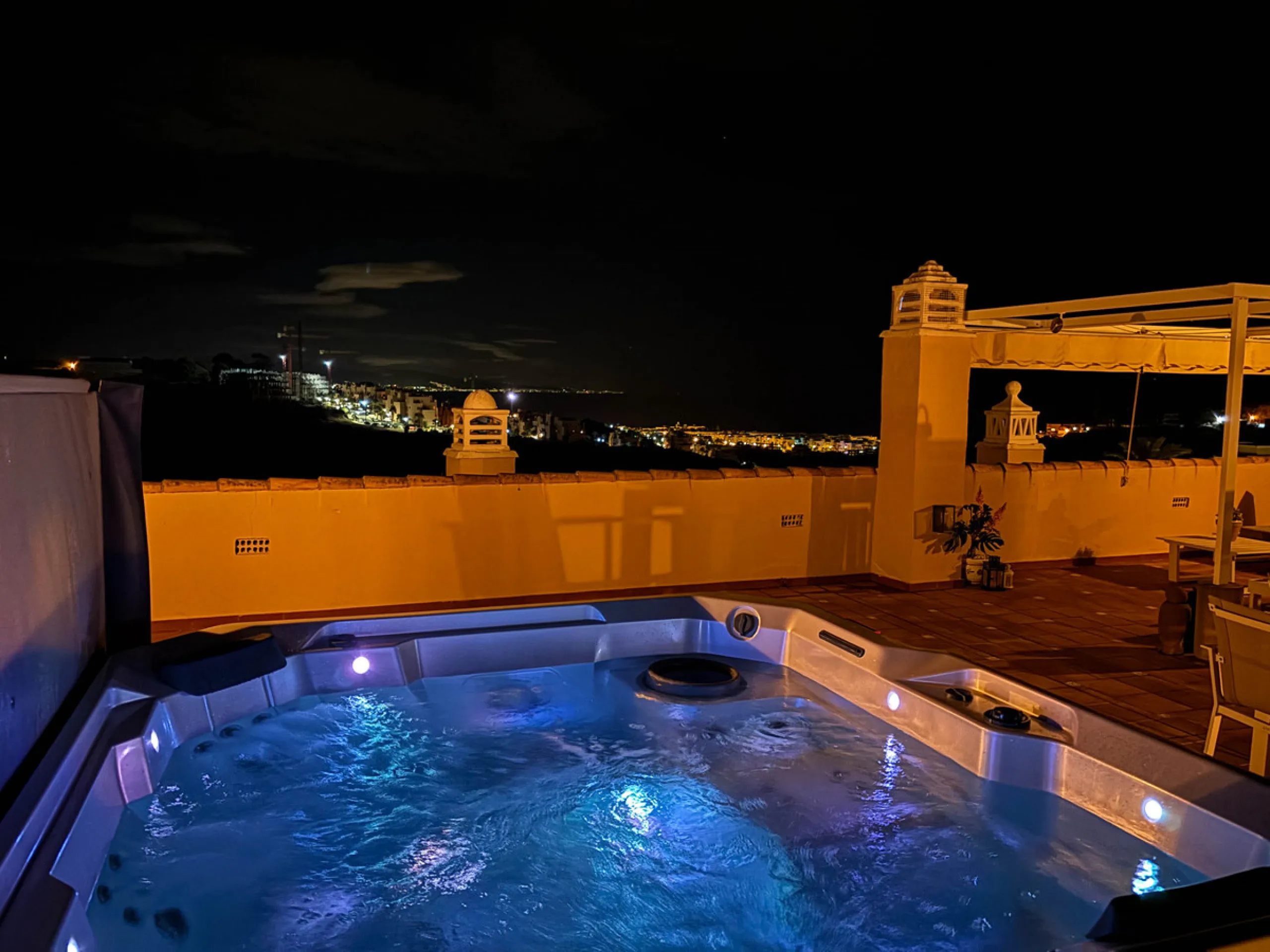 Apartment - Penthouse в продаже в Manilva, Málaga. В доме 3 спален и 2 ванных комнат. Площадь дома 154 м²