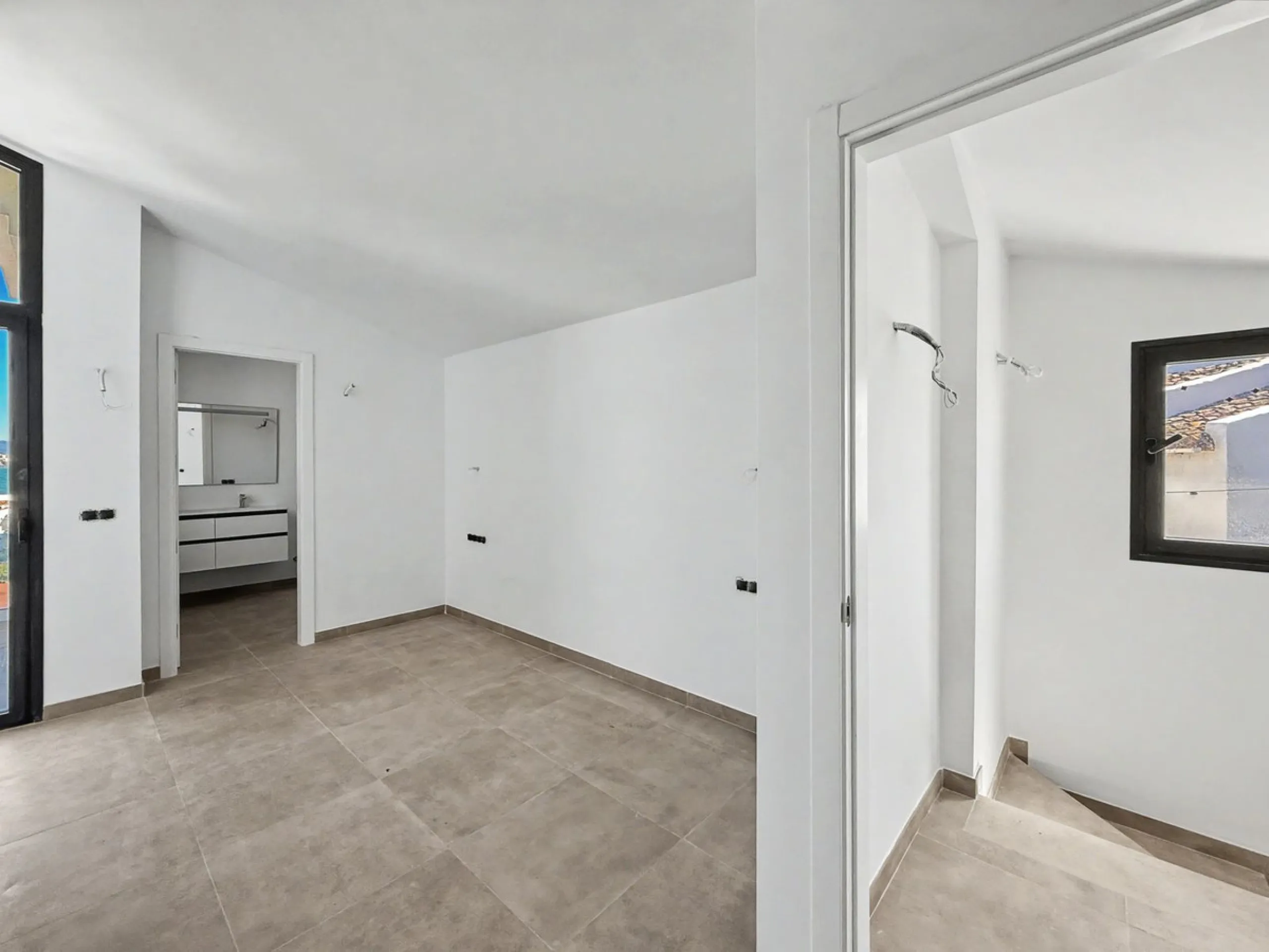*** Contemporary Townhouse in Bahia Dorada, Estepona *** 3 Bedrooms, 2 Bathrooms and a Guest Toilet *** Spacious Private Terraces and Garden *** Panoramic Views to the Mediterranean Sea *** Fully Fitted Kitchen *** High Quality Built *** Ideal Location: L