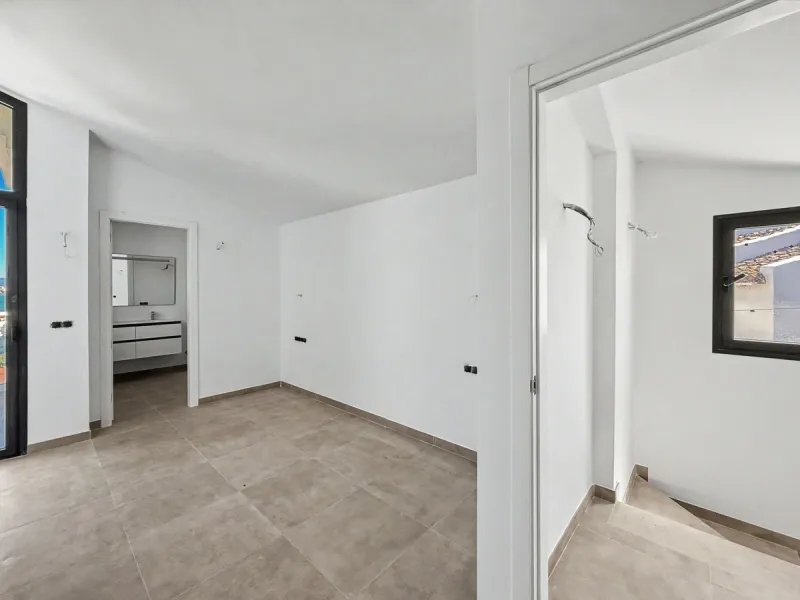 *** Contemporary Townhouse in Bahia Dorada, Estepona *** 3 Bedrooms, 2 Bathrooms and a Guest Toilet *** Spacious Private Terraces and Garden *** Panoramic Views to the Mediterranean Sea *** Fully Fitted Kitchen *** High Quality Built *** Ideal Location: L