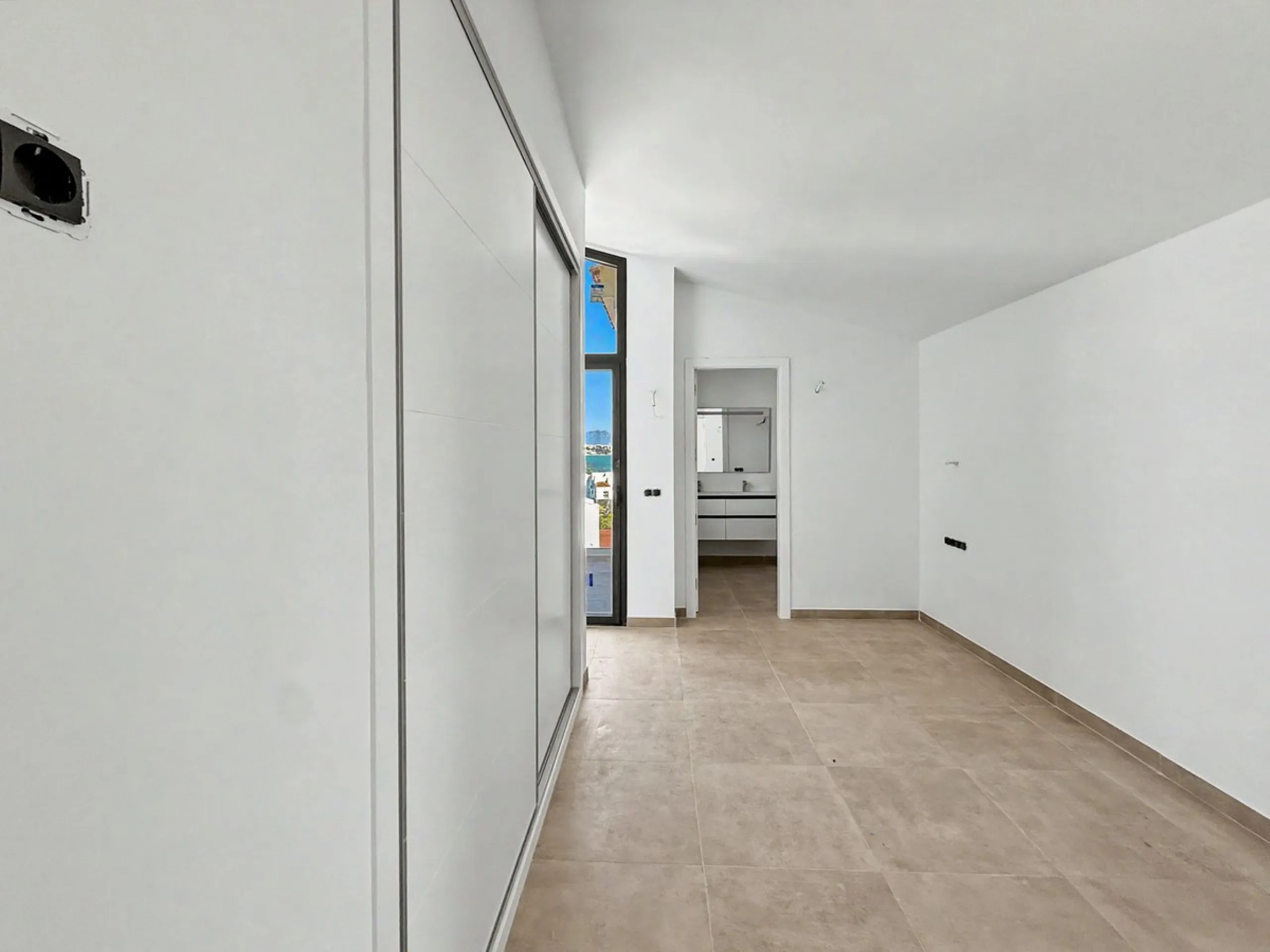 *** Contemporary Townhouse in Bahia Dorada, Estepona *** 3 Bedrooms, 2 Bathrooms and a Guest Toilet *** Spacious Private Terraces and Garden *** Panoramic Views to the Mediterranean Sea *** Fully Fitted Kitchen *** High Quality Built *** Ideal Location: L