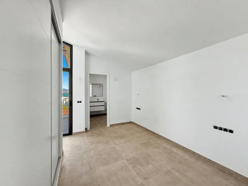 *** Contemporary Townhouse in Bahia Dorada, Estepona *** 3 Bedrooms, 2 Bathrooms and a Guest Toilet *** Spacious Private Terraces and Garden *** Panoramic Views to the Mediterranean Sea *** Fully Fitted Kitchen *** High Quality Built *** Ideal Location: L
